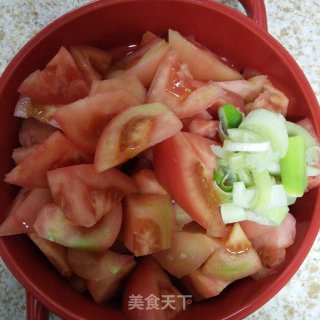 西红柿炖牛肉的做法步骤：2