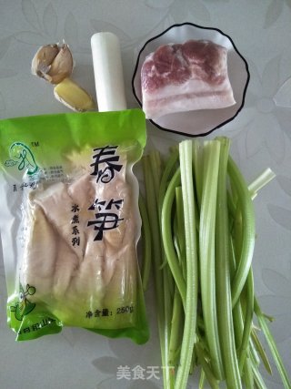 春笋炒芹菜的做法步骤：1
