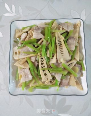 春笋炒芹菜的做法步骤：7
