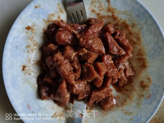 沙茶蒜苔炒牛排的做法步骤：1