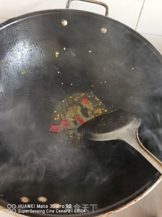 沙茶蒜苔炒牛排的做法步骤：2