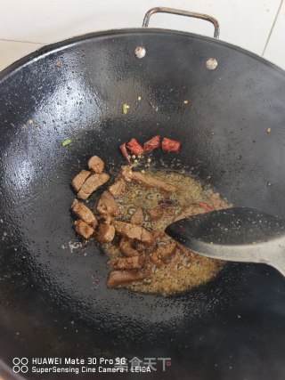 沙茶蒜苔炒牛排的做法步骤：3