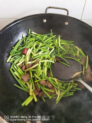 沙茶蒜苔炒牛排的做法步骤：4