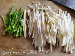 沙茶牛排炒茭白的做法步骤：2