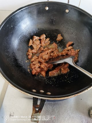 沙茶牛排炒茭白的做法步骤：3
