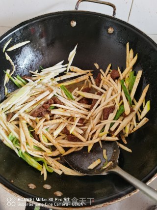 沙茶牛排炒茭白的做法步骤：4