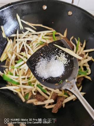 沙茶牛排炒茭白的做法步骤：6