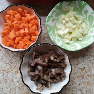 腊肠胡萝卜炒饭的做法步骤：1