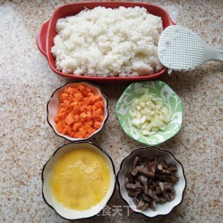 腊肠胡萝卜炒饭的做法步骤：2