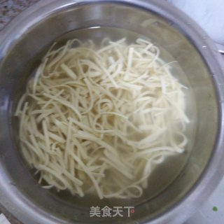 响油香肠拌豆皮的做法步骤：1