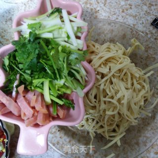 响油香肠拌豆皮的做法步骤：2