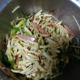 响油香肠拌豆皮的做法步骤：6