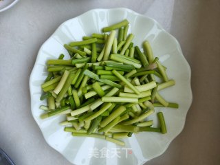 杏鲍菇鸡肉炒蒜薹的做法步骤：2