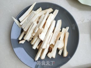 杏鲍菇鸡肉炒蒜薹的做法步骤：3