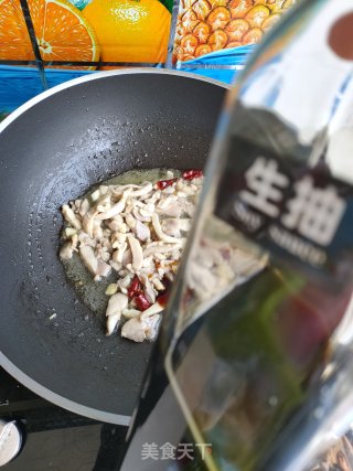 杏鲍菇鸡肉炒蒜薹的做法步骤：10