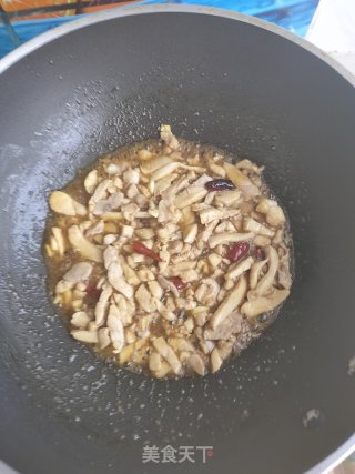 杏鲍菇鸡肉炒蒜薹的做法步骤：11
