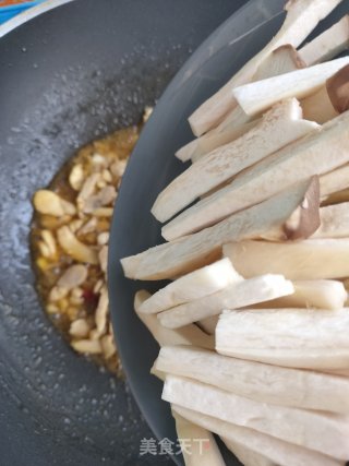 杏鲍菇鸡肉炒蒜薹的做法步骤：12