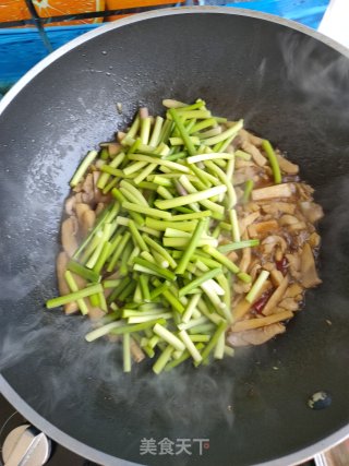 杏鲍菇鸡肉炒蒜薹的做法步骤：14