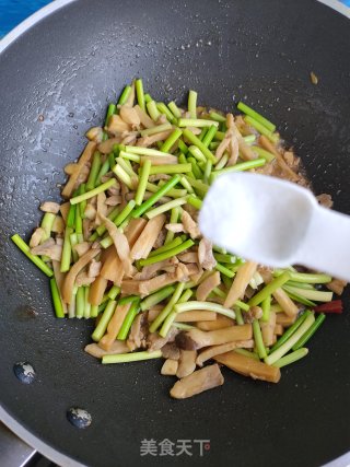 杏鲍菇鸡肉炒蒜薹的做法步骤：15