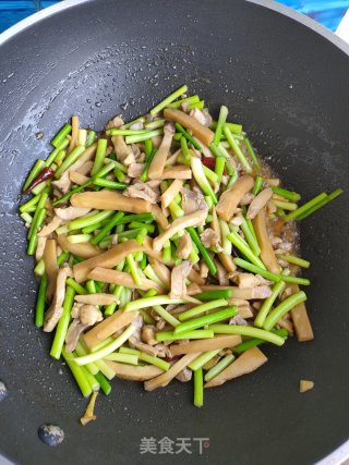 杏鲍菇鸡肉炒蒜薹的做法步骤：16