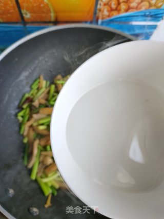 杏鲍菇鸡肉炒蒜薹的做法步骤：17
