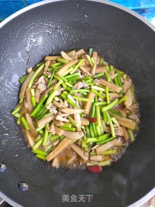 杏鲍菇鸡肉炒蒜薹的做法步骤：18