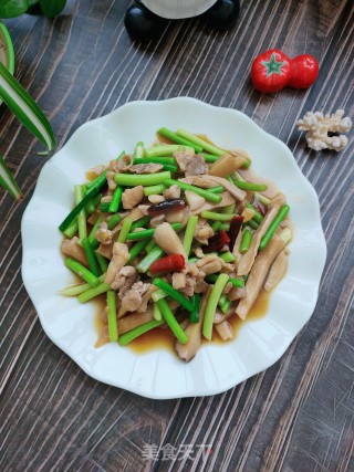 杏鲍菇鸡肉炒蒜薹的做法步骤：19