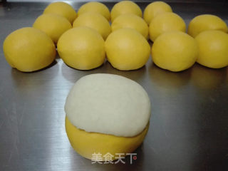 南瓜豆沙酥皮脆底小餐包（冷藏泡面，一次发酵）的做法步骤：6