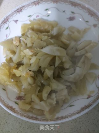 酸菜鸭血粉丝的做法步骤：2