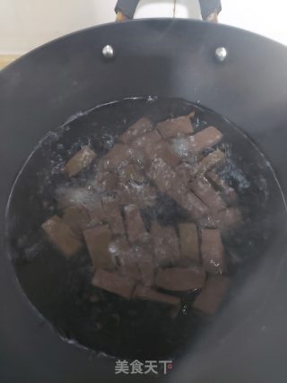 酸菜鸭血粉丝的做法步骤：3