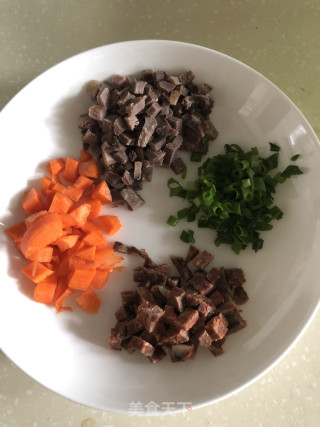 彩色炒饭的做法步骤：1