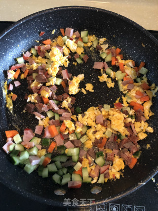 彩色炒饭的做法步骤：3