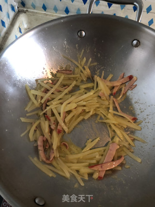 杂蔬丝红肠炒饭的做法步骤：2