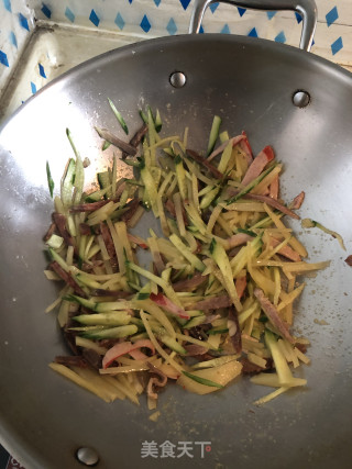 杂蔬丝红肠炒饭的做法步骤：3