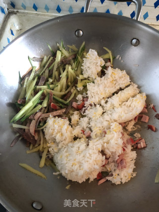 杂蔬丝红肠炒饭的做法步骤：4