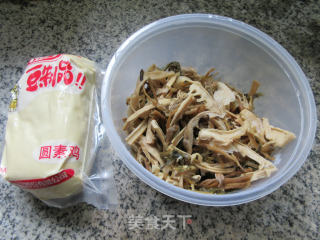 笋干菜烧圆素鸡的做法步骤：1