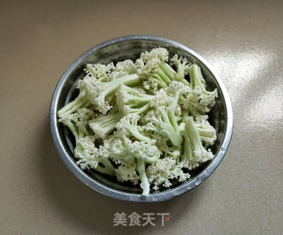 番茄炒菜花的做法步骤：1