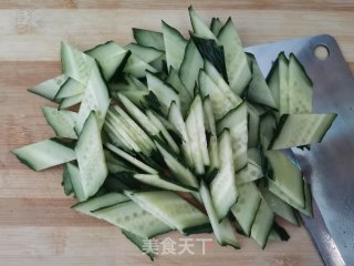 青瓜炒鸡蛋的做法步骤：1
