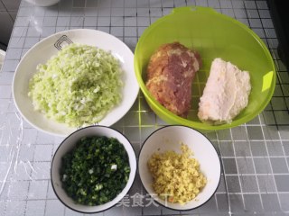 家庭版包菜猪肉馅馄饨的做法步骤：1