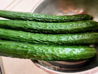 黄瓜鸡蛋水饺的做法步骤：2