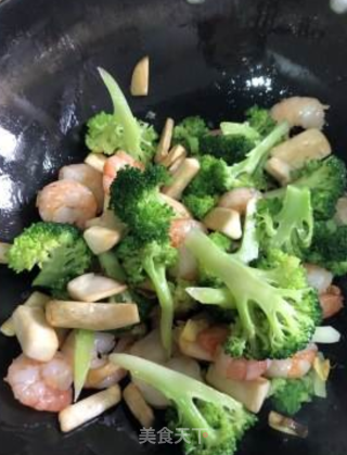 西蓝花炒虾仁的做法步骤：5