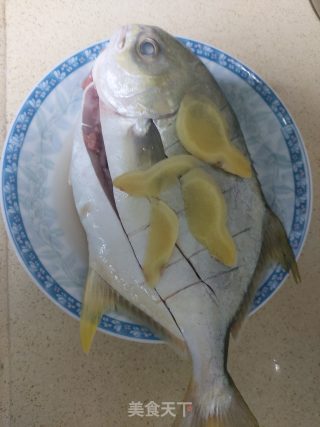 红烧金鲳鱼的做法步骤：1