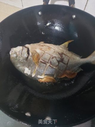 红烧金鲳鱼的做法步骤：2