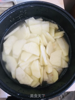 土豆焖猪头肉的做法步骤：1