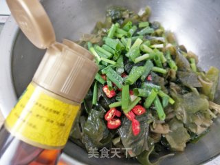 “ 酸辣美食 ”炝拌螺旋藻的做法步骤：7