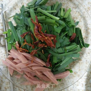 豆皮火腿肠炒韭菜的做法步骤：1