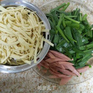 豆皮火腿肠炒韭菜的做法步骤：2