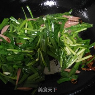 豆皮火腿肠炒韭菜的做法步骤：3