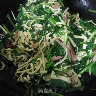 豆皮火腿肠炒韭菜的做法步骤：4