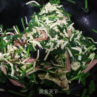 豆皮火腿肠炒韭菜的做法步骤：5